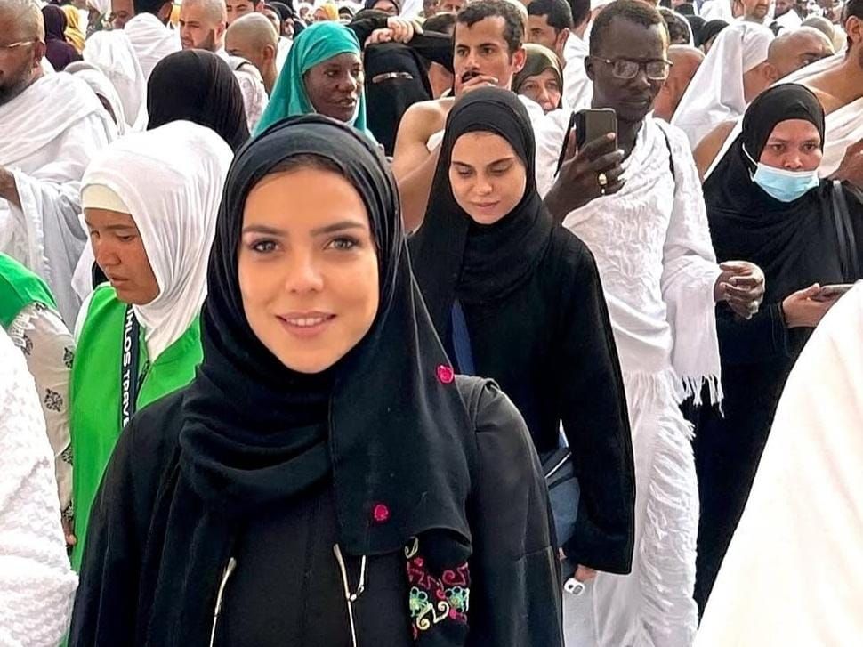 ناهد السباعي تؤدي العمرة برفقة هنادي مهنا من قلب الحرم المكي