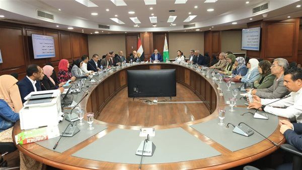 محافظ الجيزة يشهد إجراء القرعة الإلكترونية لـ 1700 مدفن جاهز بطريق الفيوم