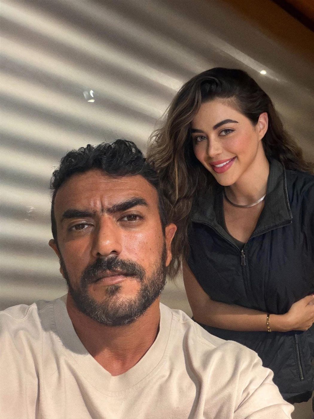 أحمد العوضي يشارك جمهوره بصورة له من كواليس مسلسل "علي كلاي" برفقة يارا السكري