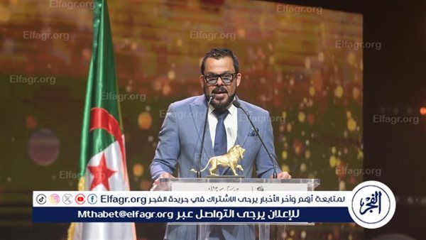 منذر رياحنه يتسلم تكريم من وزيرة الثقافة في مهرجان وهران السينمائي الدولي