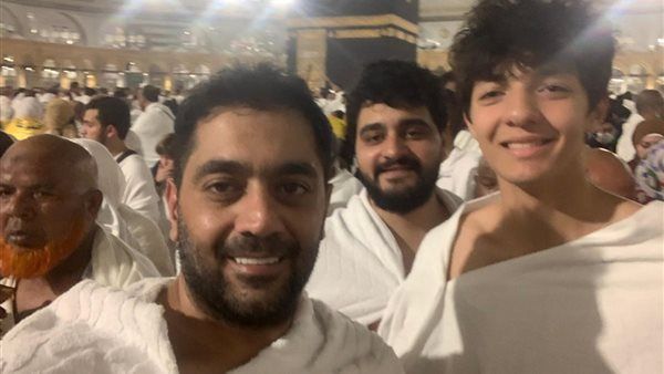أحمد فلوكس يؤدي مناسك العمرة بصحبة نجله سيف