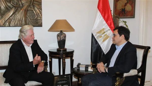 وزير الثقافة يلتقي الفنان الكبير حسين فهمي لبحث الترتيبات النهائية لانطلاق الدورة 46 من مهرجان القاهرة السينمائي الدولي