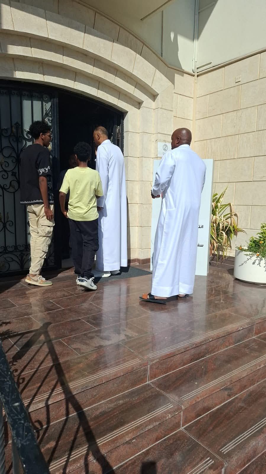 المصريون فى البحرين يصوتون بانتخابات النواب بإقبال كثيف