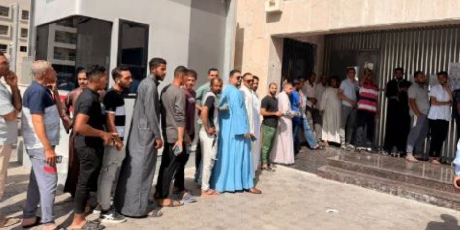 المصريون في الإمارات يدلون بأصواتهم بانتخابات النواب.. صور