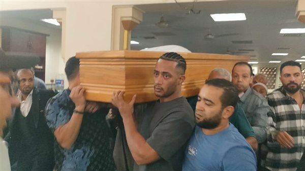 محمد رمضان يشيّع جثمان والده إلى مثواه الأخير