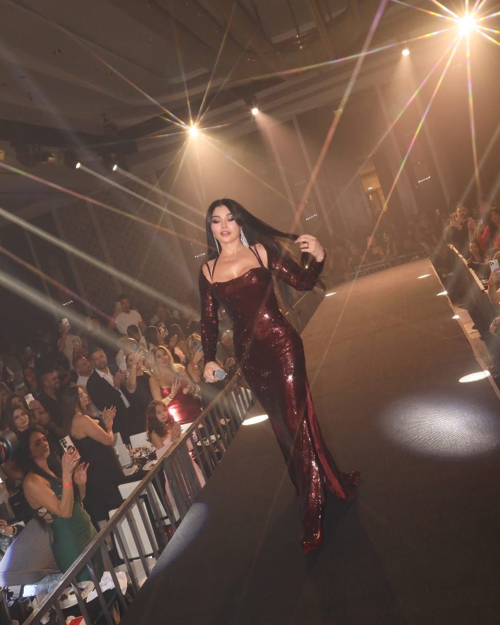 هيفاء وهبي تتألّق في حفلٍ جماهيري كامل العدد بالأردن.. ليلة مُبهرة وتفاعل استثنائي مع أغنيات "ميجا هيفا"