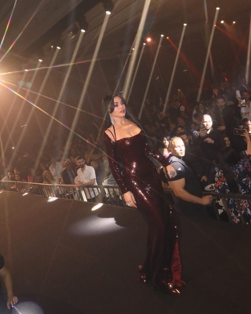 هيفاء وهبي تتألّق في حفلٍ جماهيري كامل العدد بالأردن.. ليلة مُبهرة وتفاعل استثنائي مع أغنيات "ميجا هيفا"