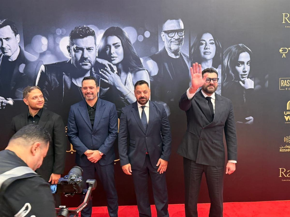 عمرو يوسف يعود للقاهرة بعد الاحتفال بالعرض الخاص لفيلمه الجديد 'السلم والثعبان 2' في الرياض