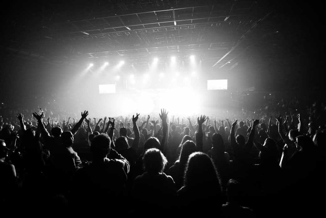 أولى حفلات جولته العالمية.. أحمد سعد يتألق في باريس بحضور ضخم