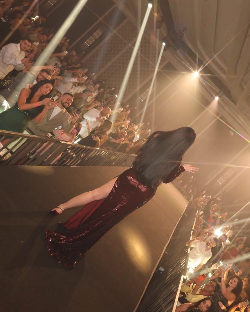 هيفاء وهبي تتألّق في حفلٍ جماهيري كامل العدد بالأردن.. ليلة مُبهرة وتفاعل استثنائي مع أغنيات "ميجا هيفا"