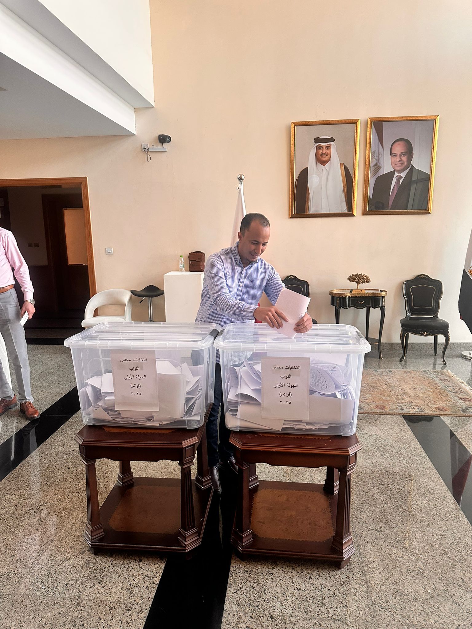 إقبال من المصريين بقطر على التصويت بانتخابات مجلس النواب (صور)