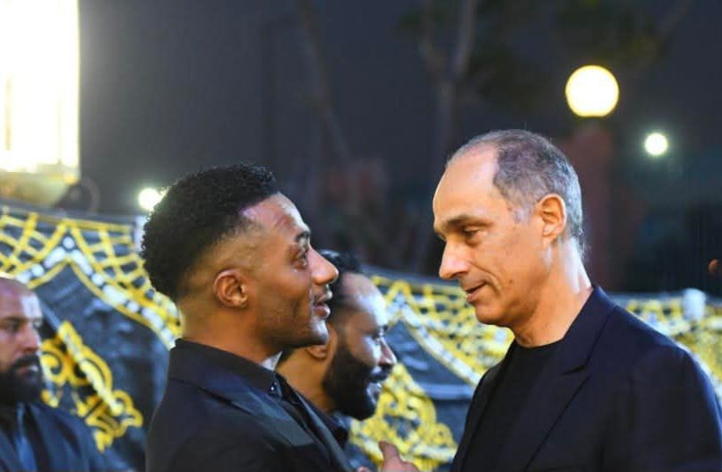 بملامح الحزن.. جمال وعلاء مبارك في عزاء والد محمد رمضان