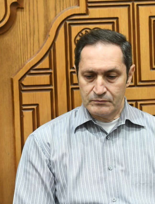 بملامح الحزن.. جمال وعلاء مبارك في عزاء والد محمد رمضان