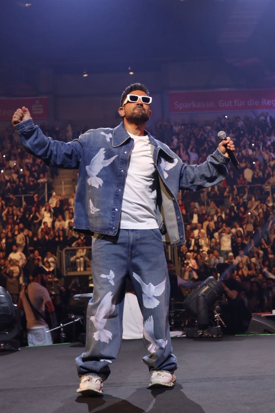 حفل أسطوري.. أحمد سعد يتألق على مسرح "يايلا أرينا" بألمانيا في ثاني حفلات جولته الأوروبية