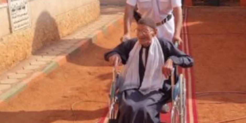 مسن على كرسي متحرك يدلي بصوته في انتخابات مجلس النواب بسوهاج