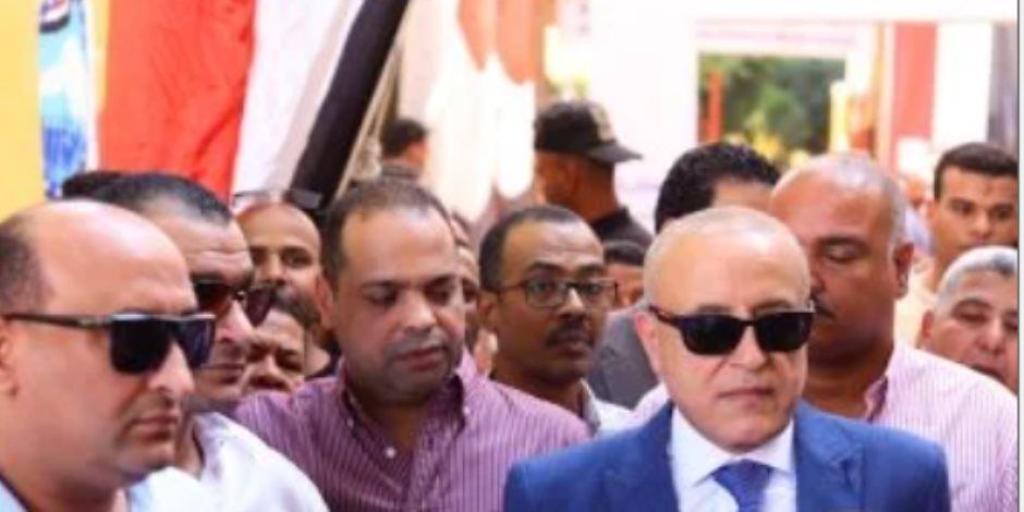 محافظ الأقصر يتفقد توافد الناخبين في لجان المدينة