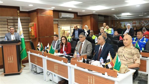 محافظ الجيزة يتابع انتظام فتح جميع اللجان الانتخابية في أول أيام انتخابات مجلس النواب من داخل مركز السيطرة