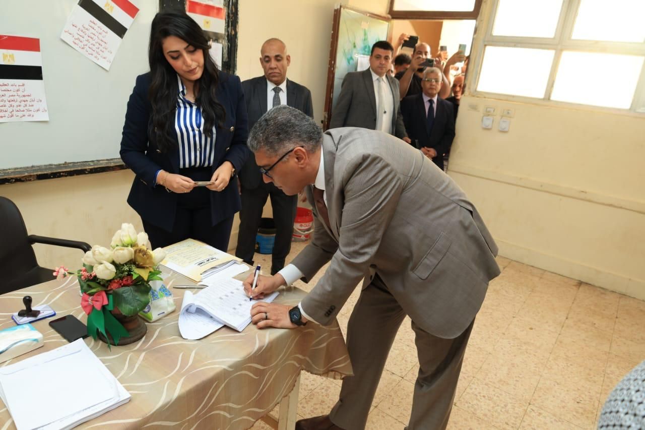 محافظ الجيزة يُدلى بصوته فى انتخابات مجلس النواب 2025