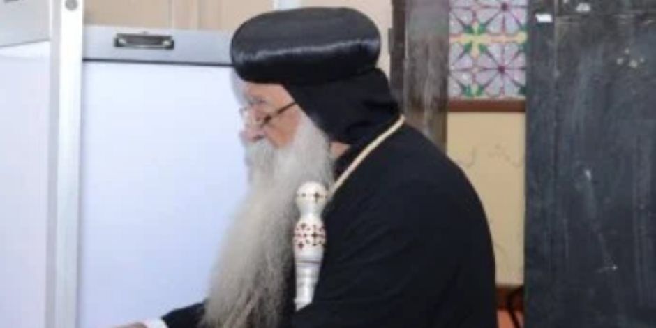 مطران دشنا بقنا يدلي بصوته في انتخابات مجلس النواب