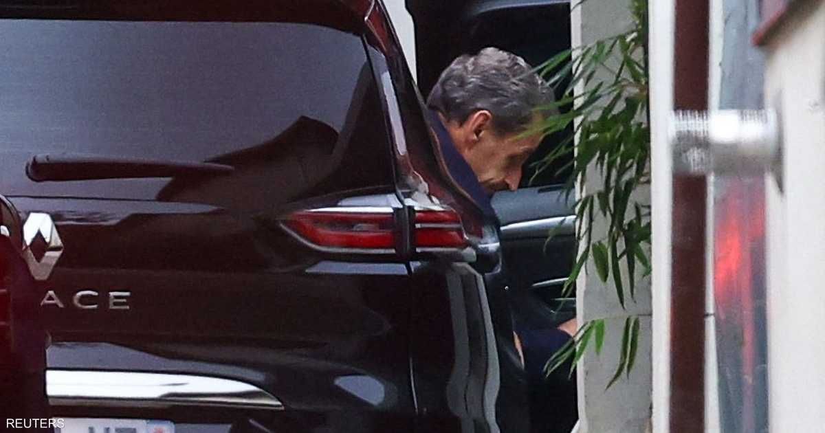 العالم اليوم - صورة.. ساركوزي يغادر السجن ويتحدث عن "تجربة صعبة"