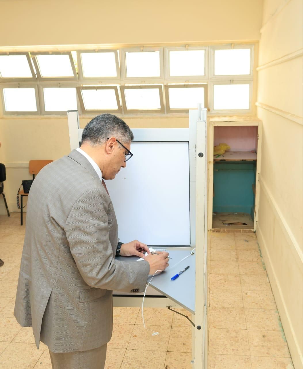 محافظ الجيزة يُدلى بصوته فى انتخابات مجلس النواب 2025