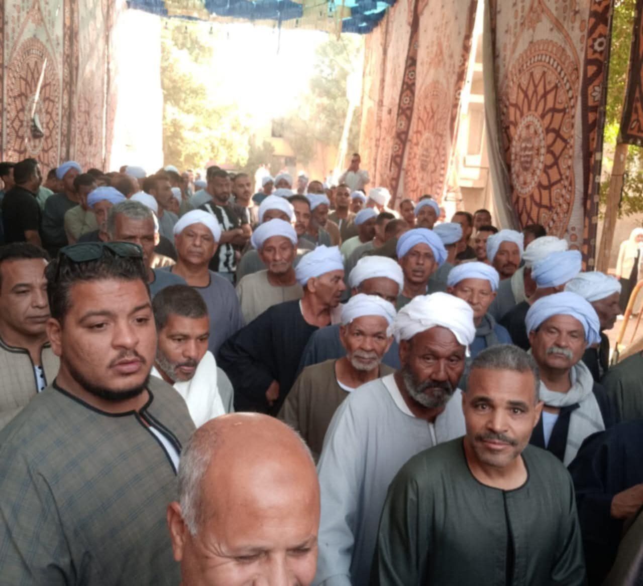 في الأقصر .. طوابير للناخبين أمام لجان قرية العشى للتصويت بانتخابات النواب.. صور