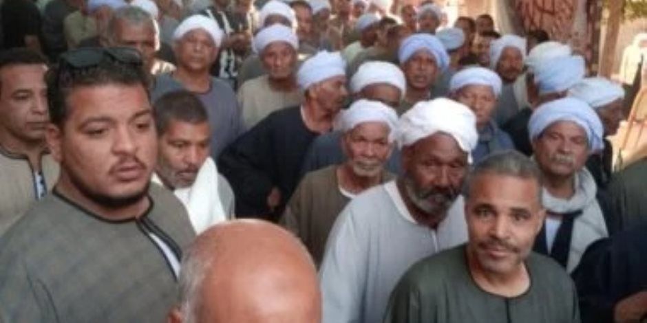 في الأقصر .. طوابير للناخبين أمام لجان قرية العشى للتصويت بانتخابات النواب.. صور