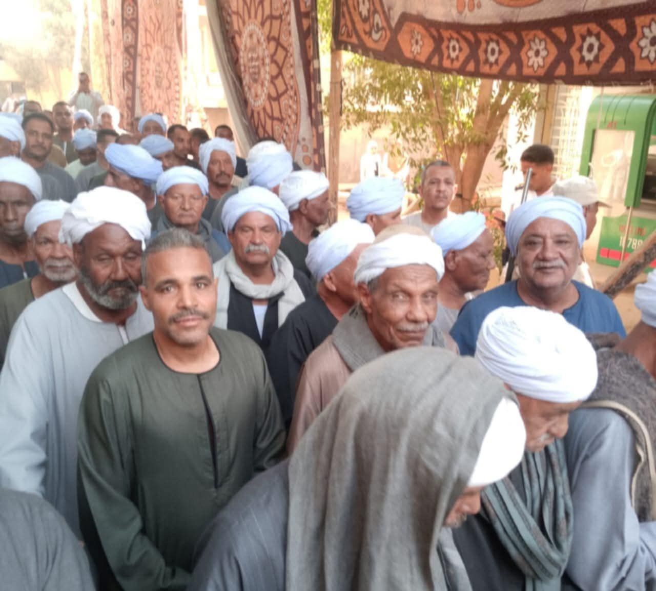 في الأقصر .. طوابير للناخبين أمام لجان قرية العشى للتصويت بانتخابات النواب.. صور