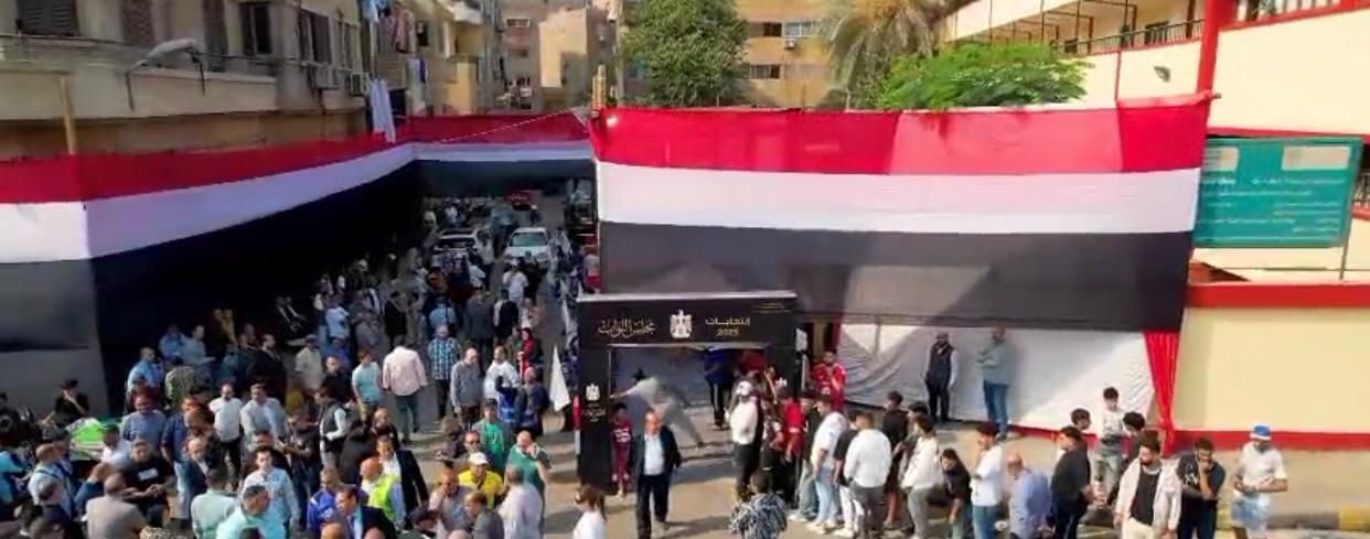 طوابير من الشباب تمتد أمام لجان الجيزة في انتخابات النواب 2025 (صور)