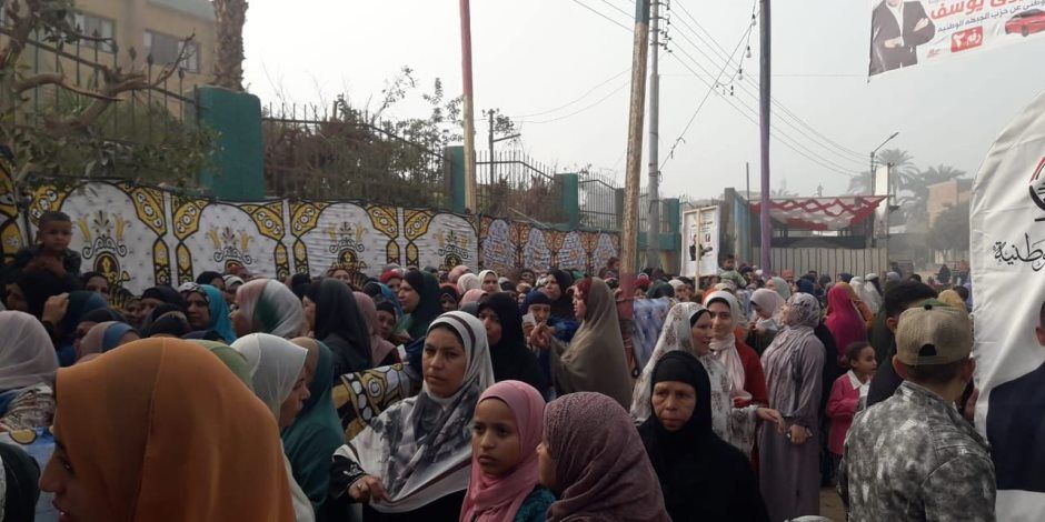 إقبال كبير من السيدات علي لجان الاقتراع برأس غارب بمحافظة البحر الاحمر