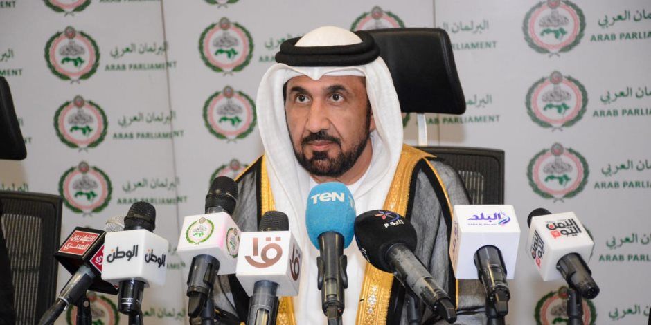 خلال مؤتمر صحفي لإعلان نتيجة متابعته الانتخابات : رئيس البرلمان العربي يشيد بسير انتخابات مجلس النواب المصري