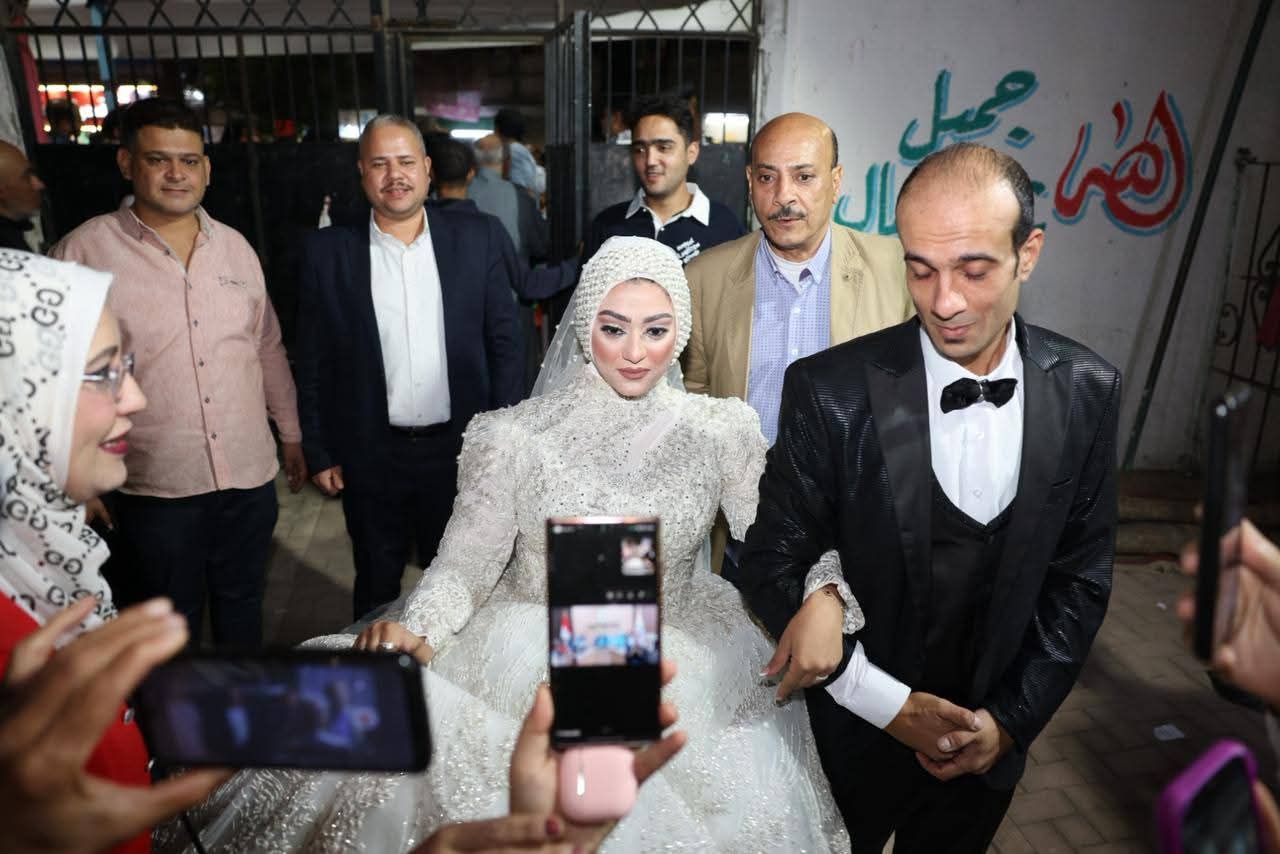 عروسان يصوتان بانتخابات مجلس النواب 2025 فى الجيزة (صور)