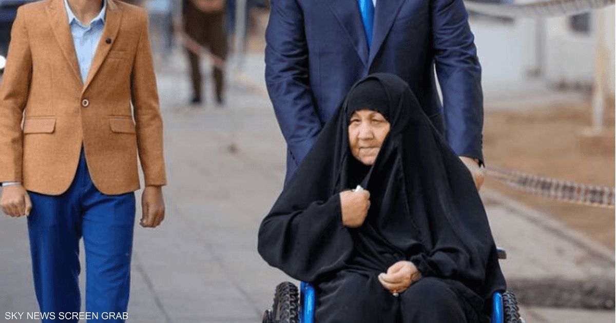 العالم اليوم - في مشهد نادر.. رئيس وزراء العراق يدلي بصوته برفقة والدته