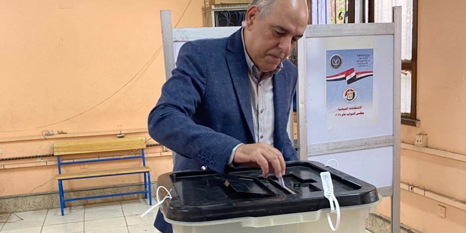 عبدالله غراب يدلي بصوته في مدرسة بدر بالدقي ويحث المواطنين على المشاركة