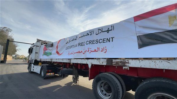 الهلال الأحمر المصري يرسل القافلة الـ 70 من «زاد العزة» محمّلة بـ 8200 طن من المساعدات الإنسانية الشاملة إلى غزة