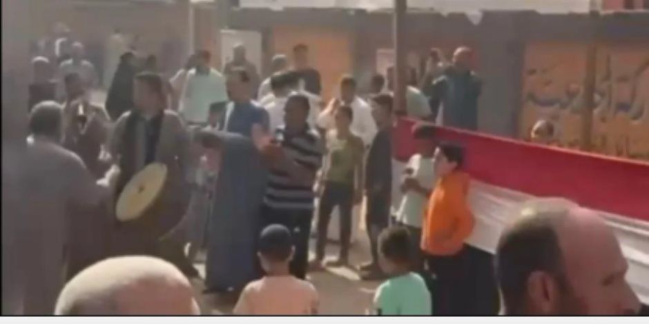 الطبل والمزمار يزينان مشهد التصويت بانتخابات النواب في منشأة القناطر