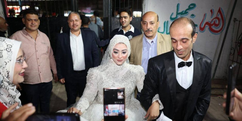 عروسان يتوجهان للتصويت بانتخابات مجلس النواب 2025 فى الجيزة (صور)