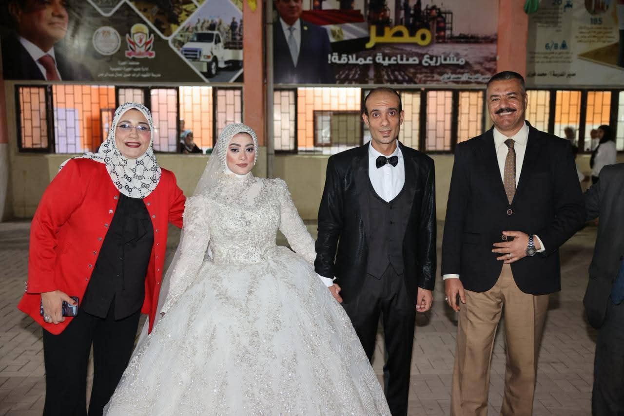 عروسان يتوجهان للتصويت بانتخابات مجلس النواب 2025 فى الجيزة (صور)