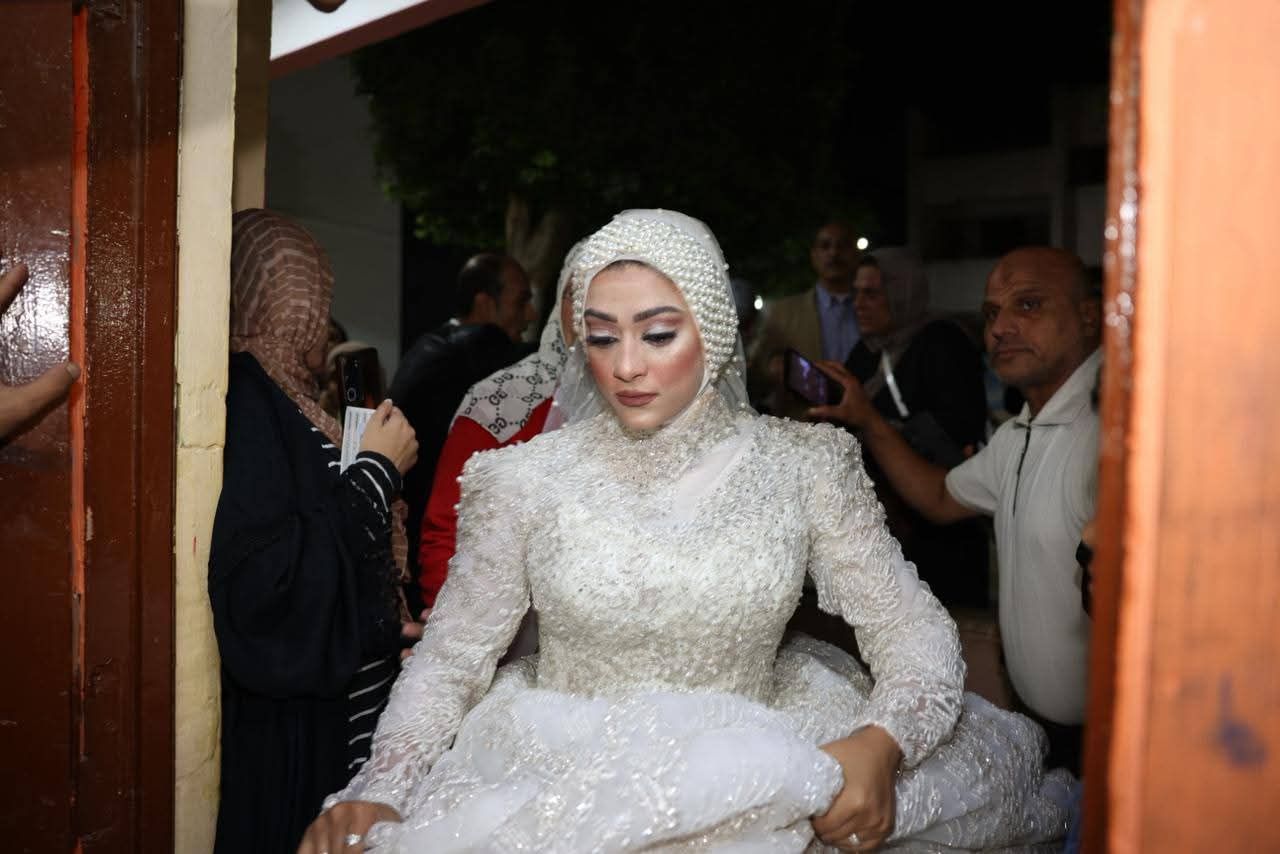 عروسان يتوجهان للتصويت بانتخابات مجلس النواب 2025 فى الجيزة (صور)