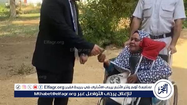 عاجل- قاضٍ بأسوان يساعد سيدة مسنة على الإدلاء بصوتها في انتخابات النواب