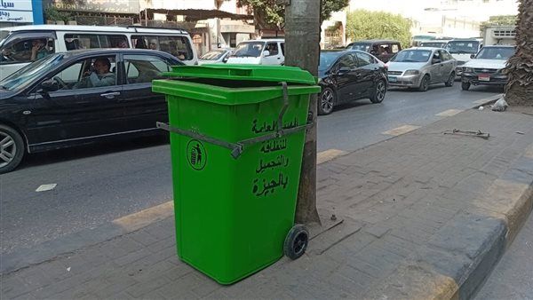 وضع صناديق قمامة جديدة بشارع الملك فيصل لتحسين المظهر الحضاري ورفع مستوى الخدمات