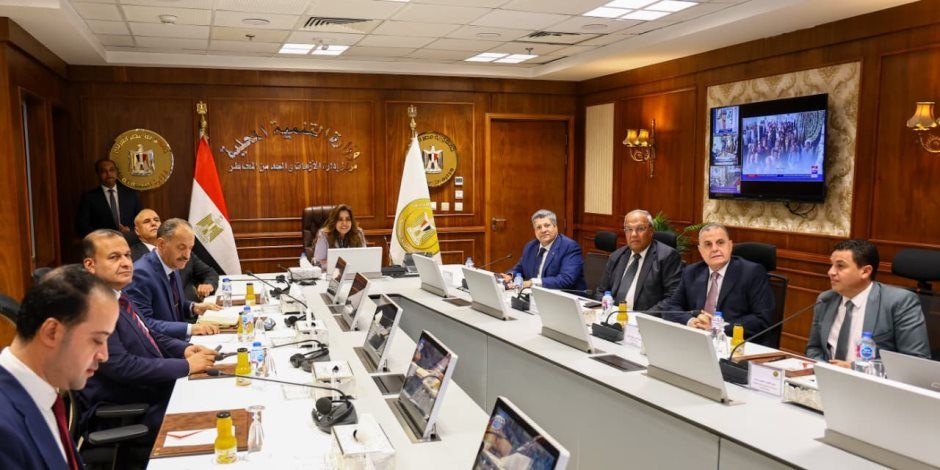 وزيرة التنمية المحلية تتابع سير عمليات الاقتراع في اليوم الثاني بمحافظات المرحلة الأولى لانتخابات النواب