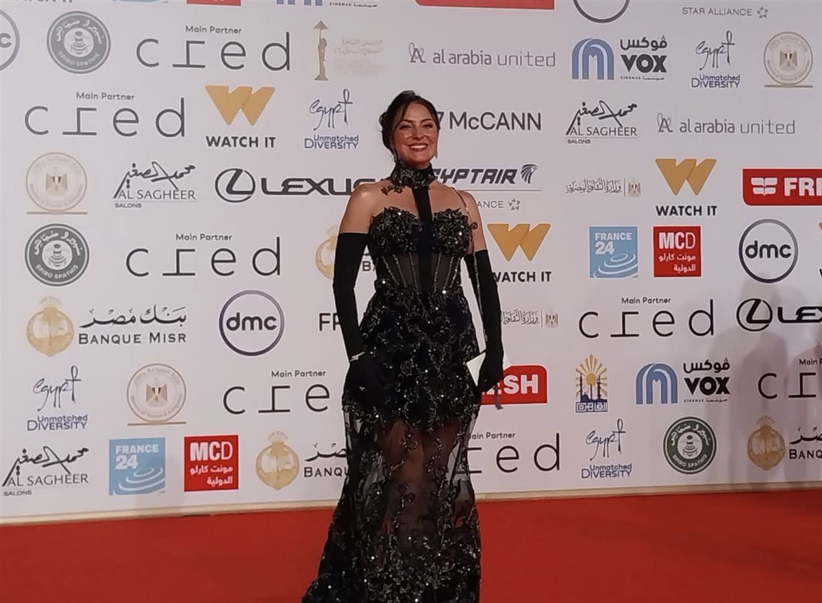 بإطلالة جذابة.. نرمين الفقي تخطف الأنظار على ريد كاربت مهرجان القاهرة السينمائي