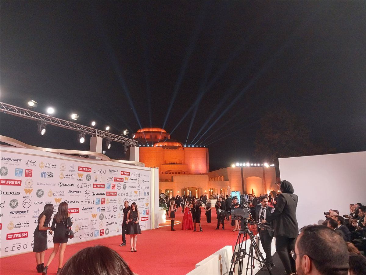 استعداد النجوم للوصول علي السجادة الحمراء لمهرجان القاهرة السينمائي الدولي 2025