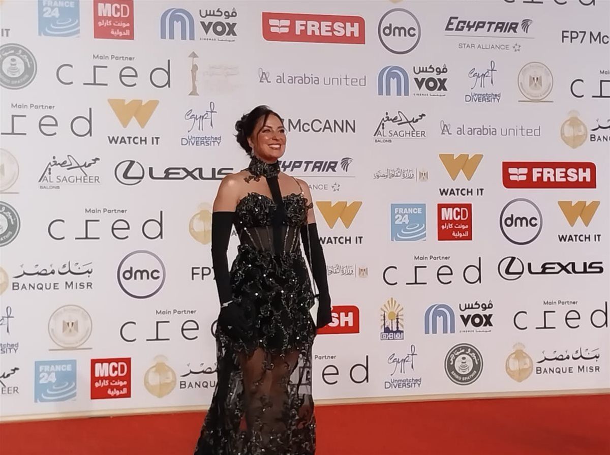 بإطلالة جذابة.. نرمين الفقي تخطف الأنظار على ريد كاربت مهرجان القاهرة السينمائي