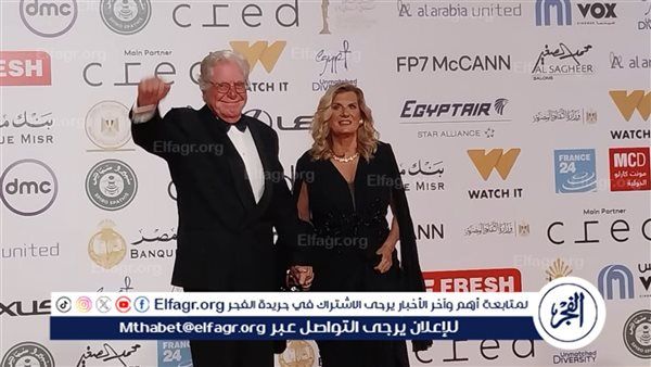 في دورته الـ 46 حسين فهمي وزوجته أول الحاضرين على ريد كاربت مهرجان القاهرة