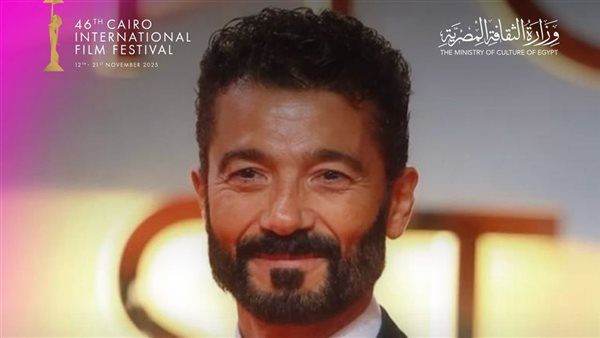 خالد النبوي في لحظة مؤثرة: "أُهدي الجائزة لروح والديّ.. وعاشت مصر وفلسطين"