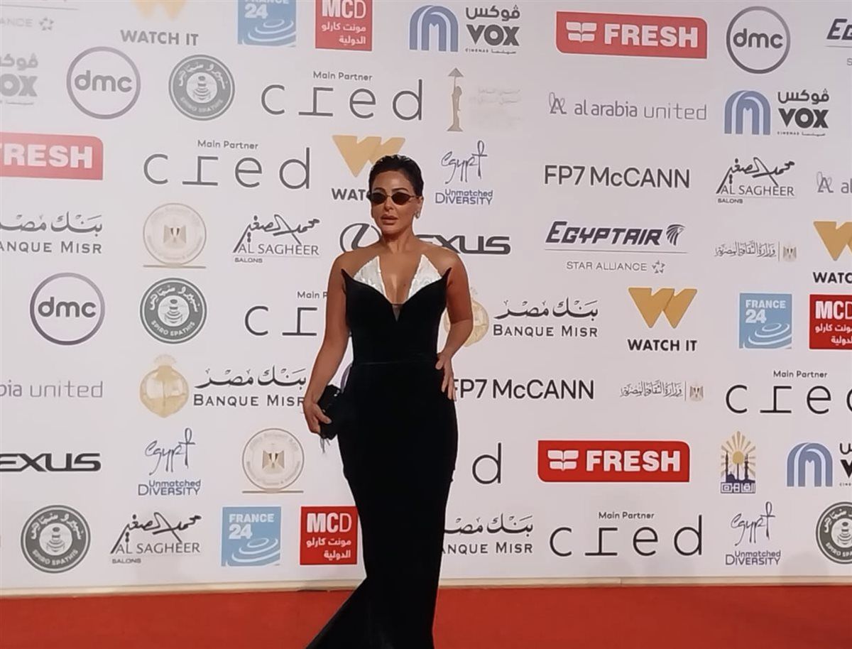 بقصة مميزة ونظارة.. ميس حمدان تتألق على ريد كاربت مهرجان القاهرة السينمائي الدولي