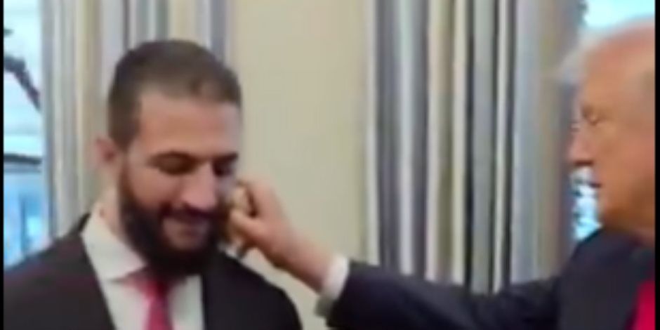 الرئيس ترامب يمازح الشرع ويقدم له عطرا هدية (فيديو)