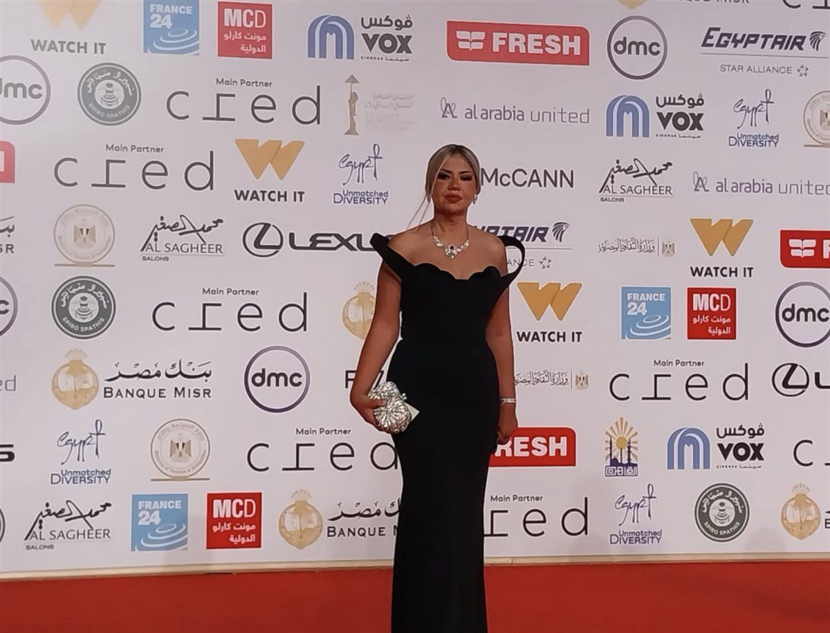 بفستان أسود.. بوسي شلبي تتألق في حفل افتتاح مهرجان القاهرة السينمائي